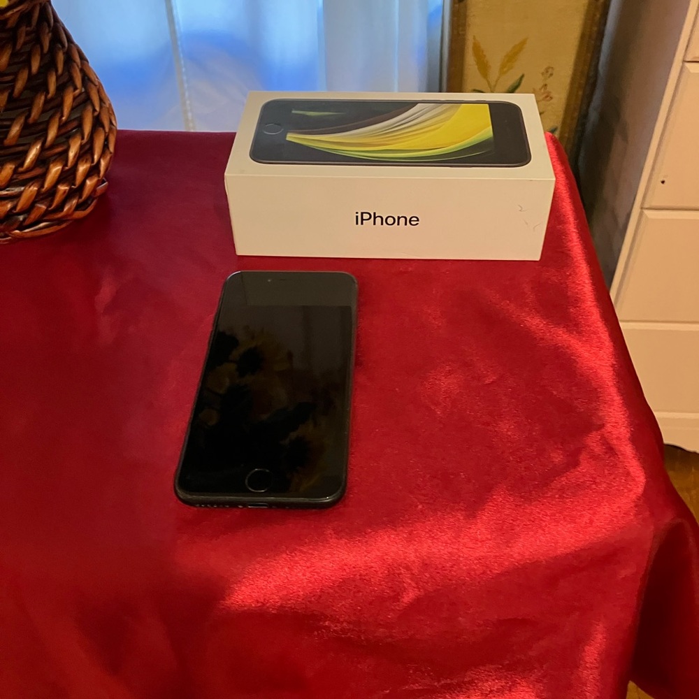 iPhone SE - Picture 4 of 6